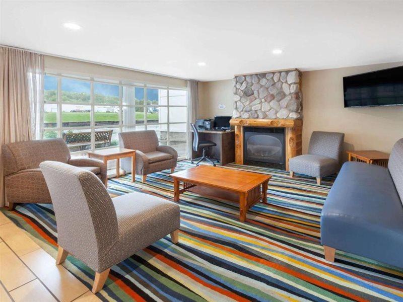 Baymont By Wyndham St. Ignace Lakefront Kültér fotó