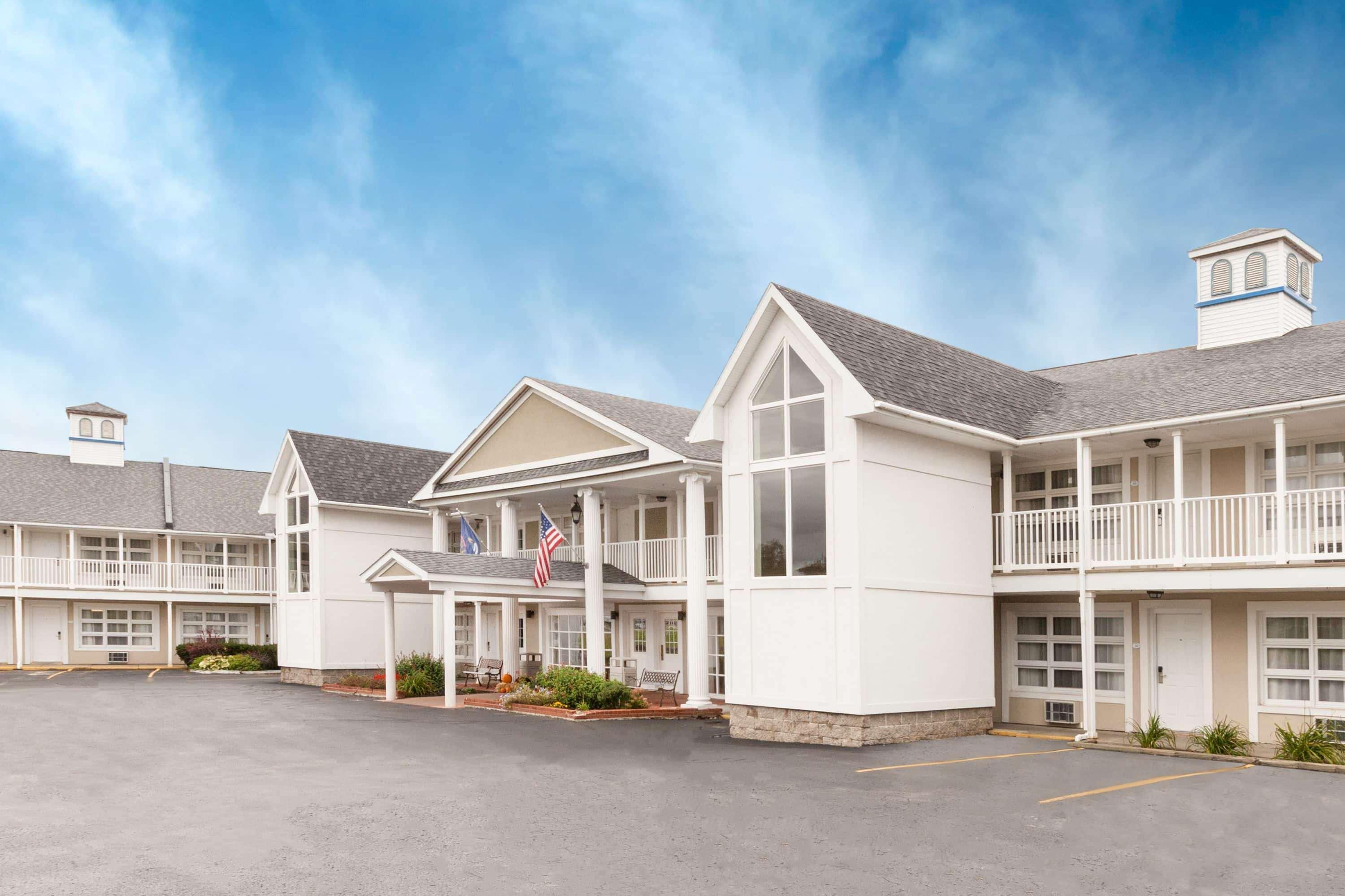 Baymont By Wyndham St. Ignace Lakefront Kültér fotó