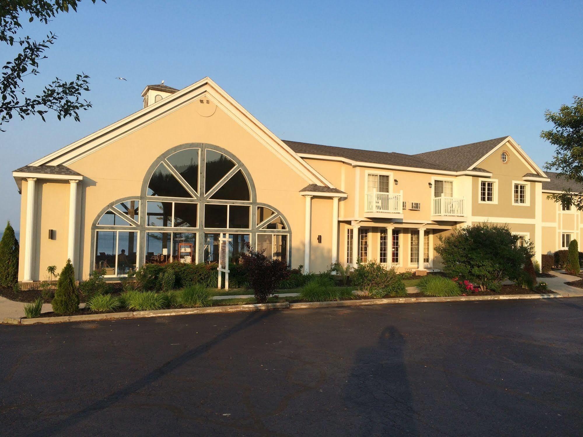 Baymont By Wyndham St. Ignace Lakefront Kültér fotó