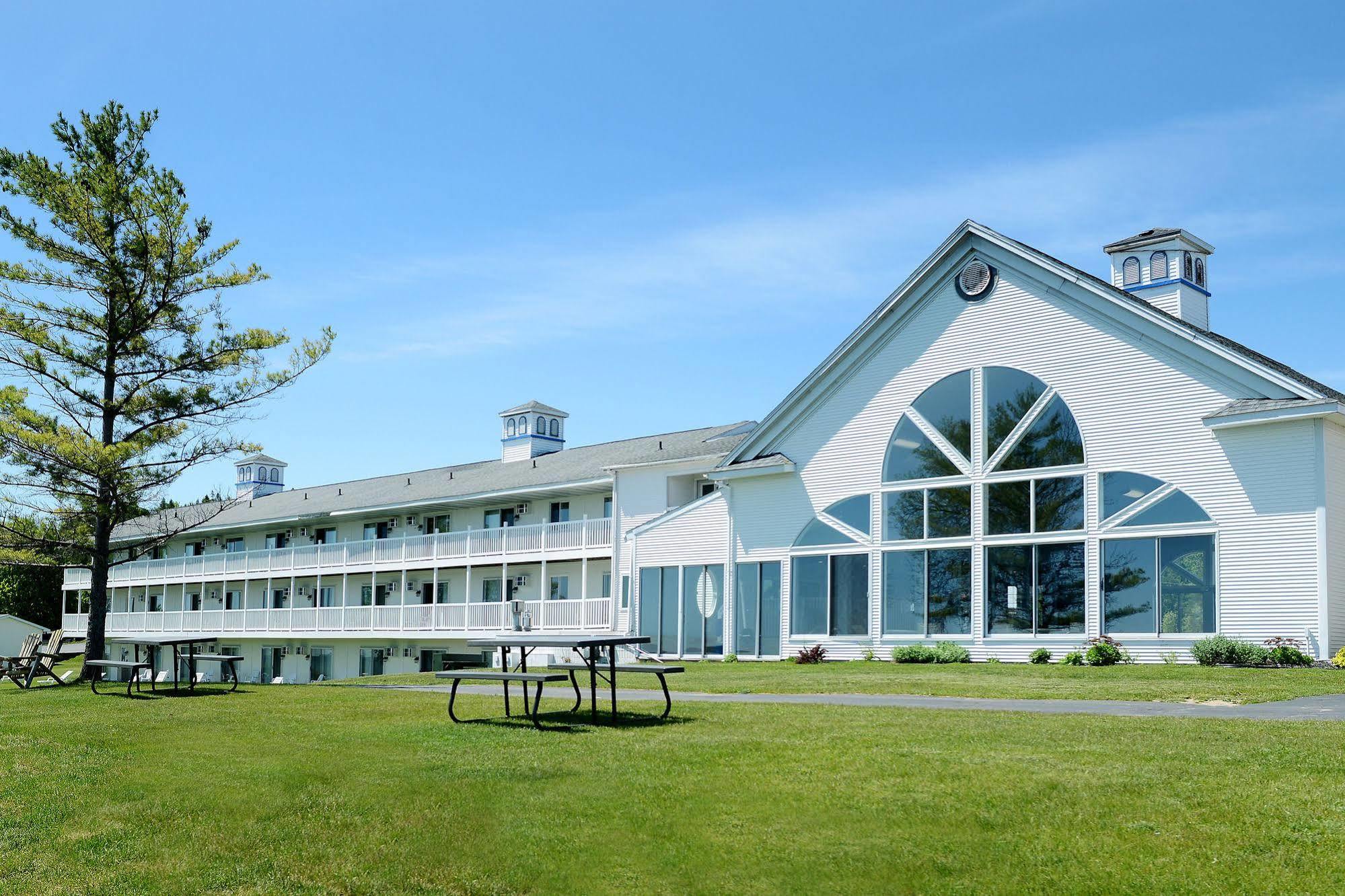 Baymont By Wyndham St. Ignace Lakefront Kültér fotó