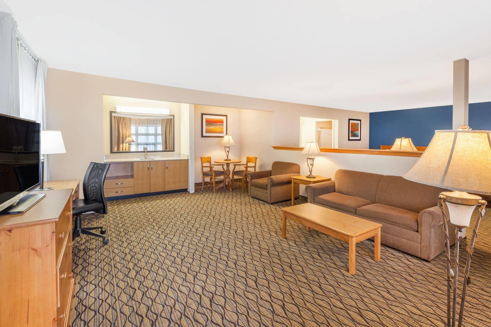 Baymont By Wyndham St. Ignace Lakefront Kültér fotó