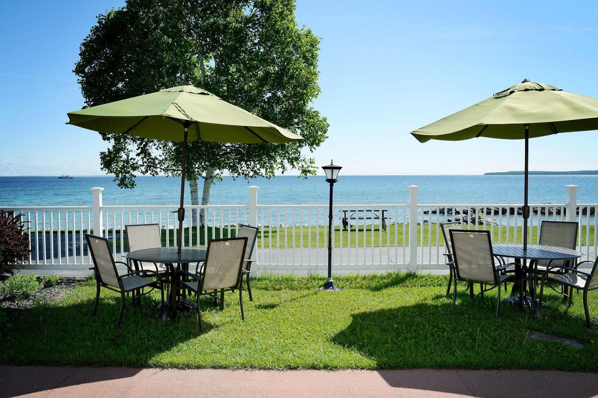 Baymont By Wyndham St. Ignace Lakefront Kültér fotó