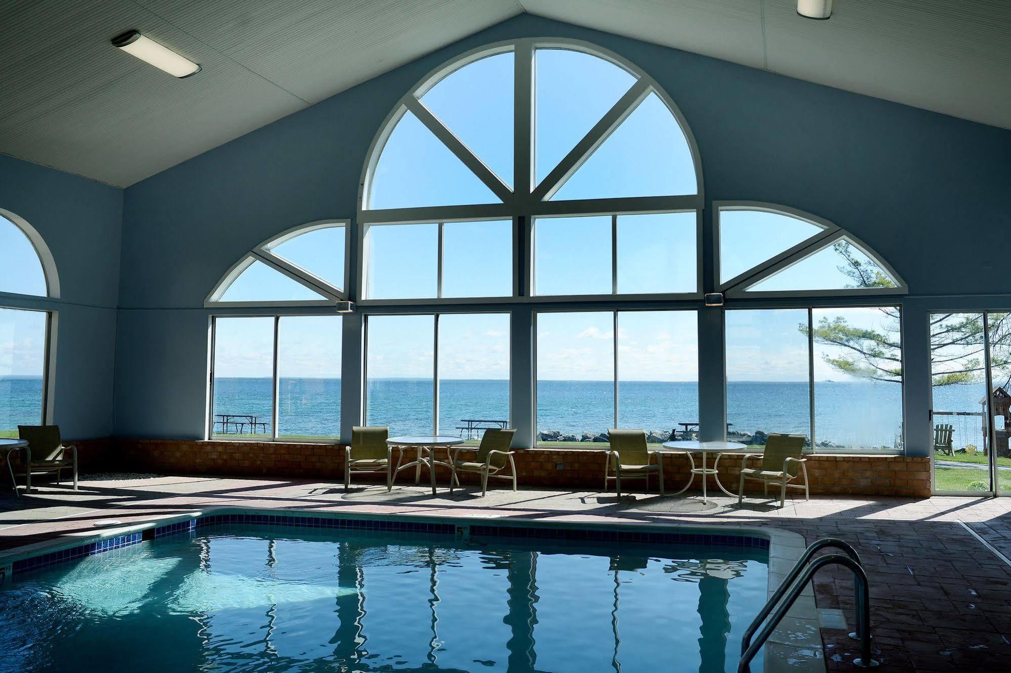 Baymont By Wyndham St. Ignace Lakefront Kültér fotó