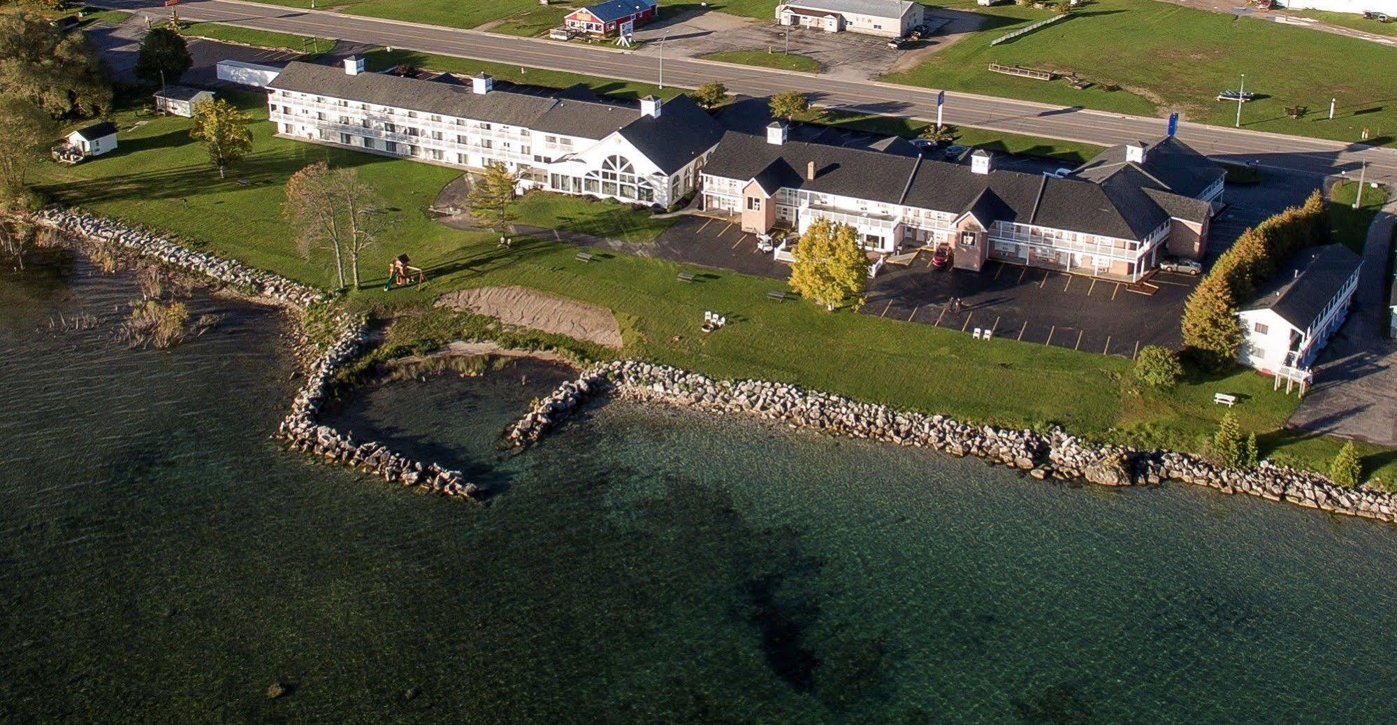 Baymont By Wyndham St. Ignace Lakefront Kültér fotó